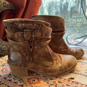 Roxy size 7.5, brown leather mid ankle boots. Warm lined inside.